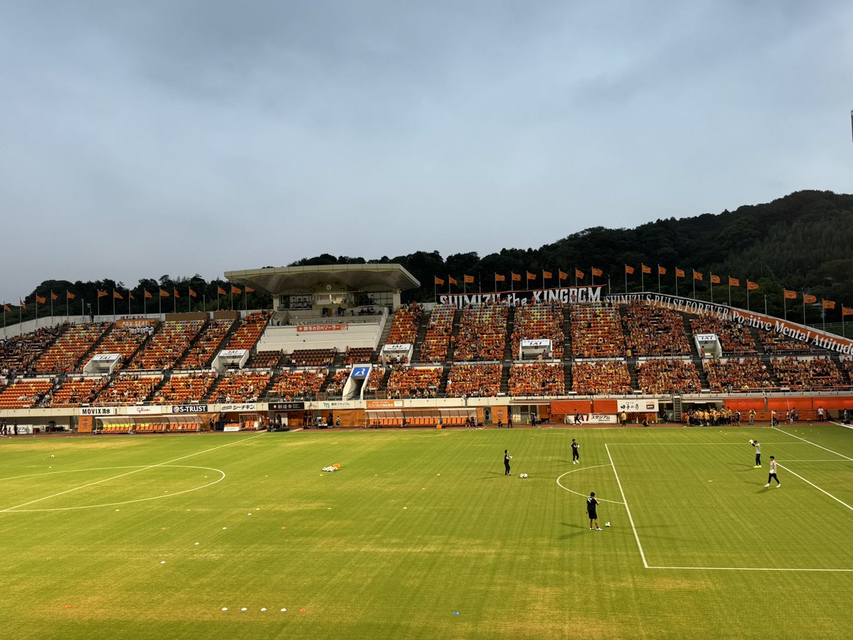 oleoleorange's tweet photo. リーグ公式戦ではあまり見たことない状態の芝。
天候のせいなのか、やりたいサッカーに合わせてピッチコンディションを調整する徹底ぶりなのか… https://t.co/GmMDfZWmJZ