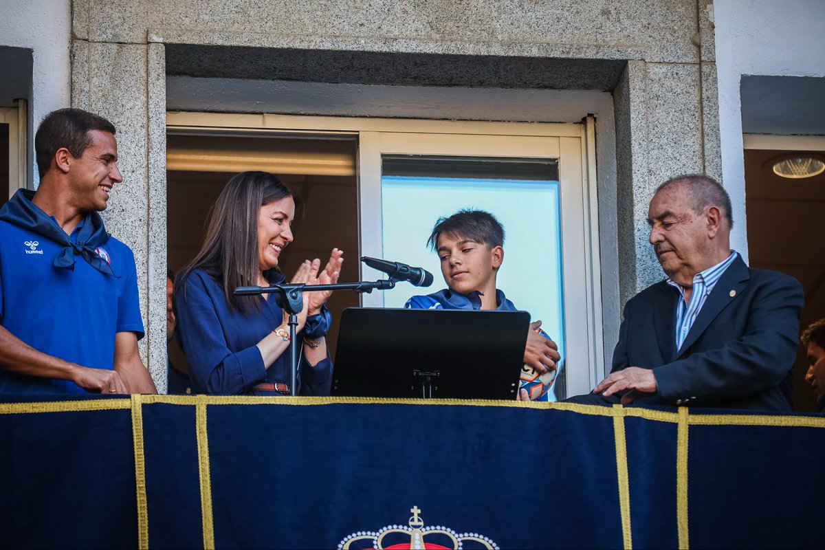 MajadahondaAyto's tweet photo. 🔵🟡🧨💥🎉Pregón de arranque oficial de las #FiestasMajadahonda2026 🟡🔵

+📸👇
https://t.co/2JT0zAMZav https://t.co/ZzGTzyFSmf