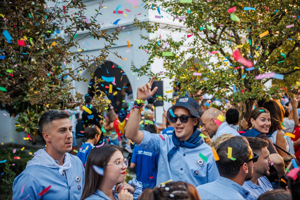 MajadahondaAyto's tweet photo. 🔵🟡🧨💥🎉Pregón de arranque oficial de las #FiestasMajadahonda2026 🟡🔵

+📸👇
https://t.co/2JT0zAMZav https://t.co/ZzGTzyFSmf