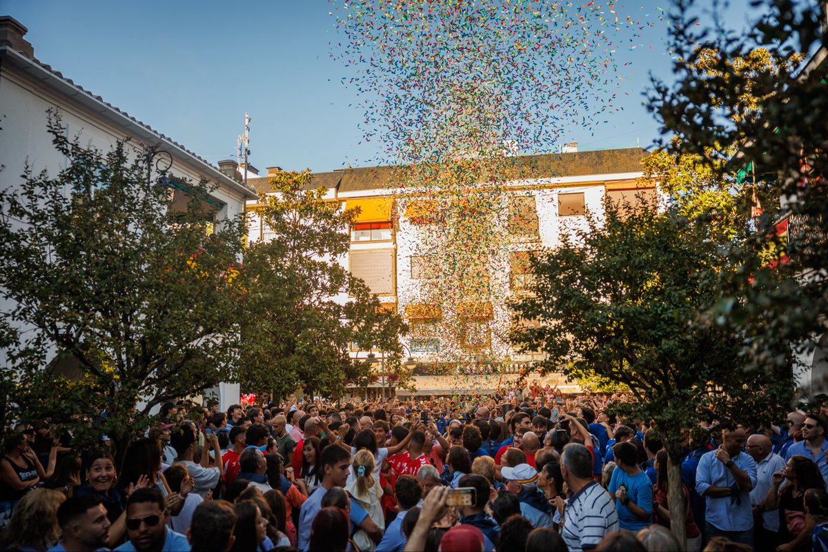 MajadahondaAyto's tweet photo. 🔵🟡🧨💥🎉Pregón de arranque oficial de las #FiestasMajadahonda2026 🟡🔵

+📸👇
https://t.co/2JT0zAMZav https://t.co/ZzGTzyFSmf
