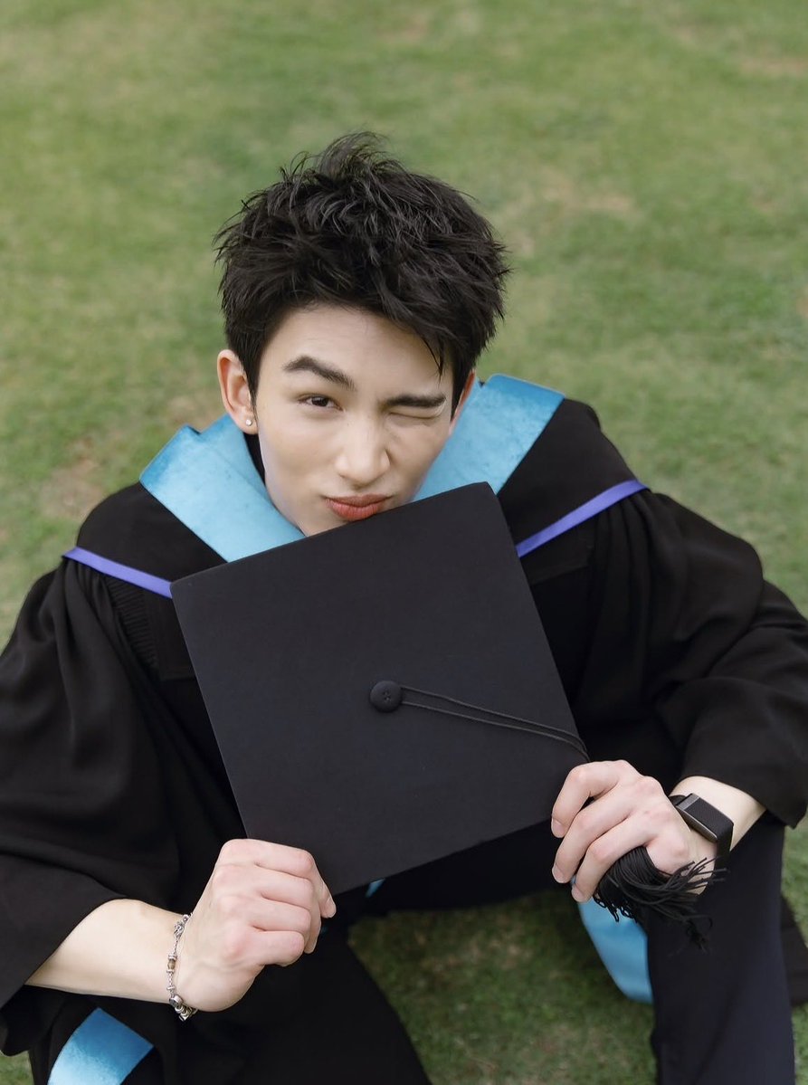 xisurva's tweet photo. Surf’s graduation ceremony is on October 3rd 🎓🩵
He graduated from Mahidol University International College with a Bachelor of Business Administration in Marketing

#surfjava #swensurf https://t.co/7mZMdTFh0t