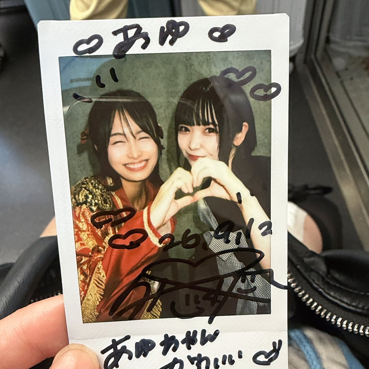 ayu0515a's tweet photo. ゆうかちゃんと初めましてしてきた！
推しちゃん以外の子とチェキ撮るの初めて！やっぱりオレンジって惹かれるなぁ😌
まだまだ話し足りないよぅ。
実物数億倍かわいい！顔ちっさい！チェキ撮ったのに顔の大きさ違いすぎて浮き上がらないでーーってなった😭笑
 #ゆうかとゆくさき
 #山崎悠楓 https://t.co/NlLLJ4cSuk