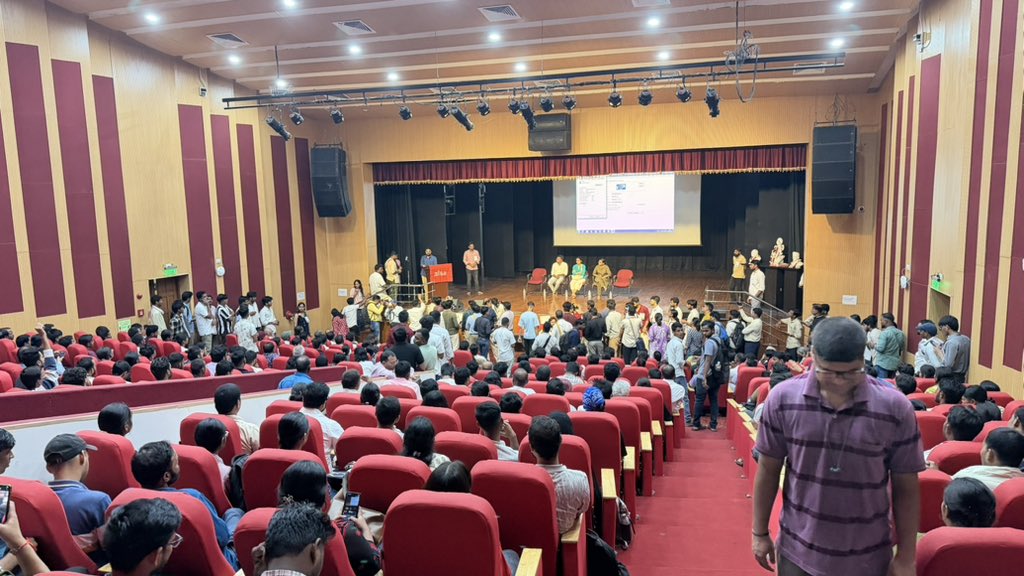 Benarasiyaa's tweet photo. Full house at Genz chaupal attended by Neha Bora and others at BHU, Varanasi. https://t.co/WJljH8Koul