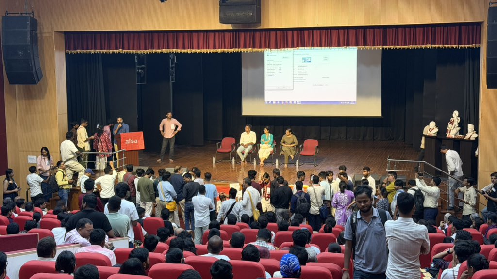 Benarasiyaa's tweet photo. Full house at Genz chaupal attended by Neha Bora and others at BHU, Varanasi. https://t.co/WJljH8Koul