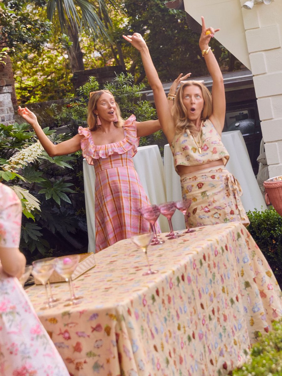 kc_doubletake's tweet photo. The best evening celebrating @ 🌴the most gorgeous collection with fun prints &amp; fabrics! And can you guess who won the champagne pong?😂
📷 https://t.co/DYBdFa6g5D