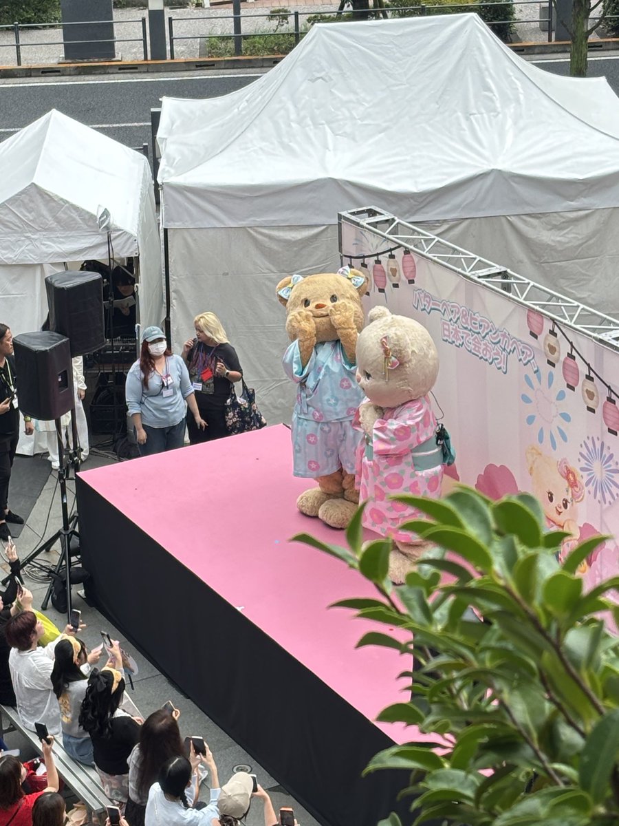 piyahz's tweet photo. สองสาวในชุดยูกาตะน่ารักสุด ๆ พี่เบียงมาแบบหวาน ๆ ส่วนยัยเนยใส่ขาสั้นดูซนมาก🤣 มาถึงก็เล็งพี่สตาฟคนหล่อแถมเต้นส่ายตูดส่ายพุงโชว์มัมญี่ปุ่นซะเลย😆 

#butterbear #biancabear #ButterbearBuancabearinJP https://t.co/ttZW4RMwKf