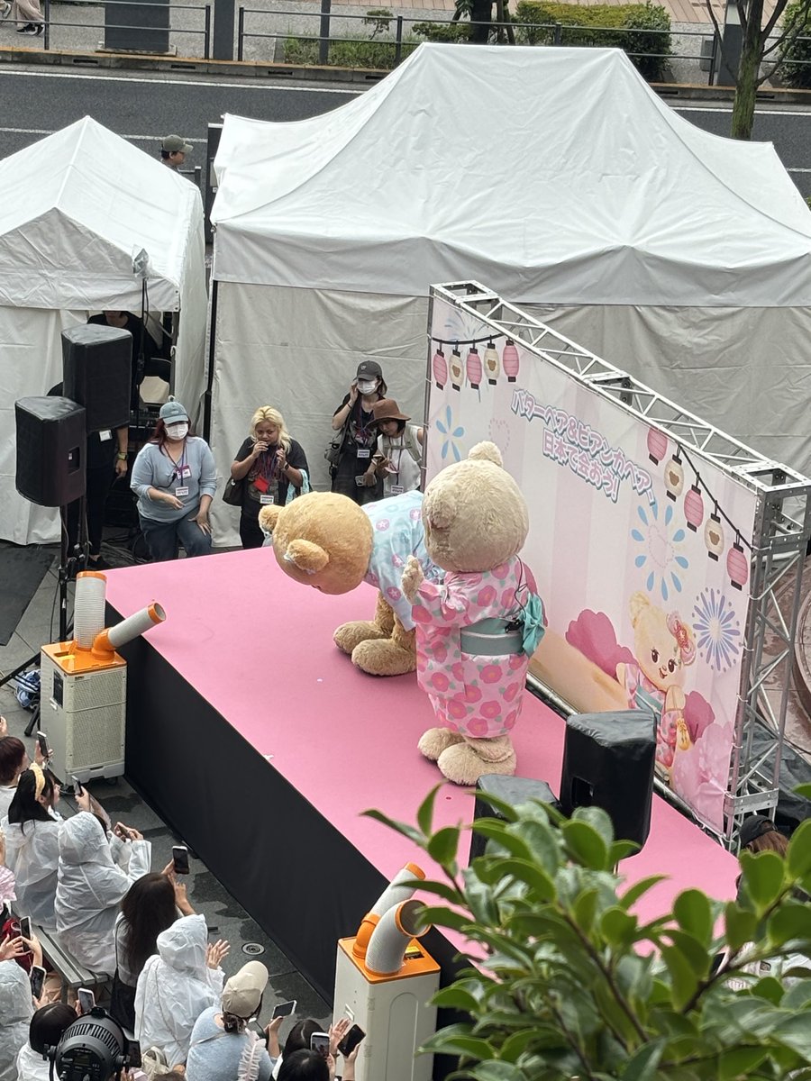piyahz's tweet photo. สองสาวในชุดยูกาตะน่ารักสุด ๆ พี่เบียงมาแบบหวาน ๆ ส่วนยัยเนยใส่ขาสั้นดูซนมาก🤣 มาถึงก็เล็งพี่สตาฟคนหล่อแถมเต้นส่ายตูดส่ายพุงโชว์มัมญี่ปุ่นซะเลย😆 

#butterbear #biancabear #ButterbearBuancabearinJP https://t.co/ttZW4RMwKf