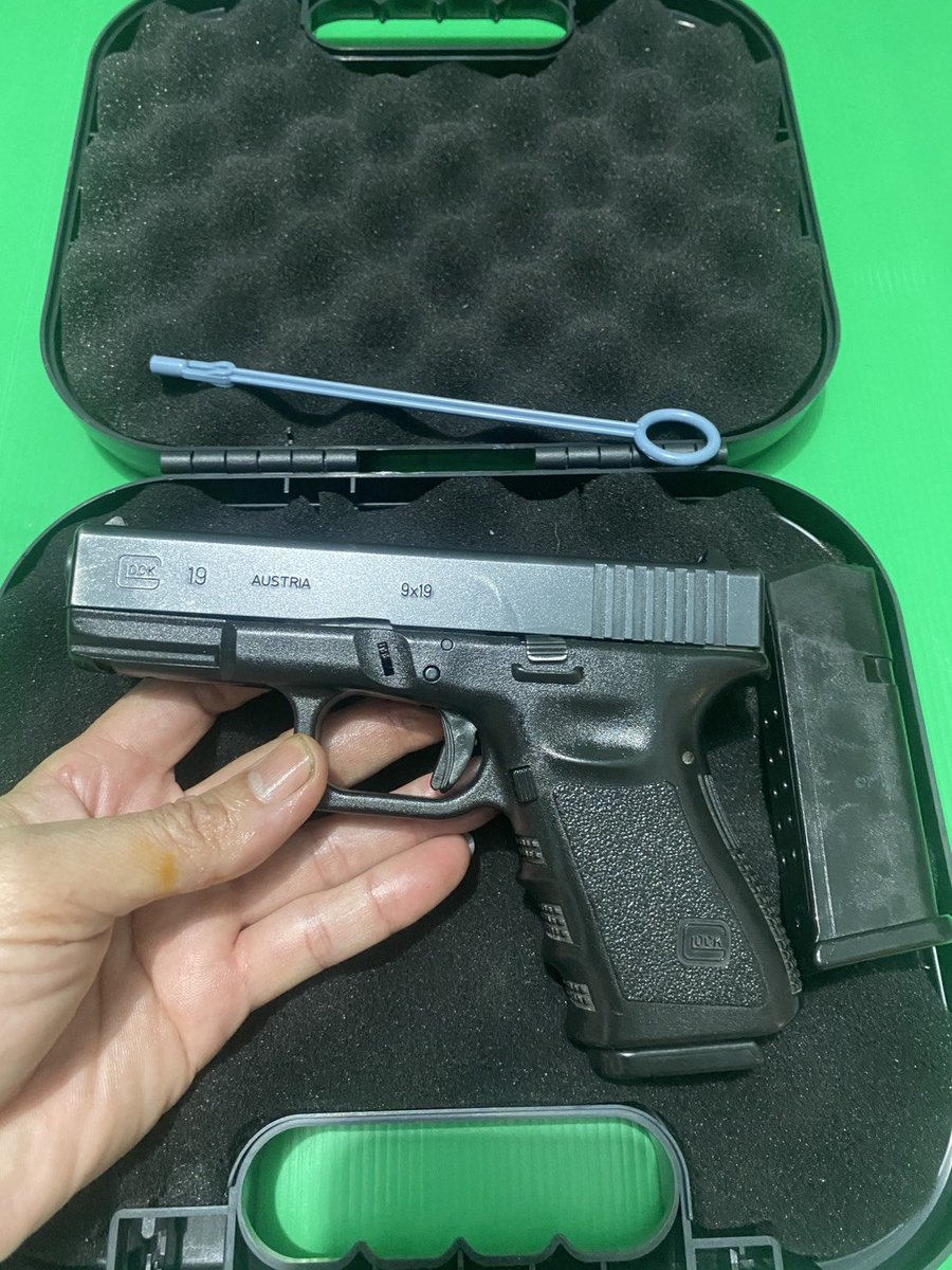 Kinguriq's tweet photo. Glock 19 Gen 3 แท้ตป พร้อมกล่อง แม็ก2ตัว ขนาด 9มม บรรจ��15+1นัด อุปกรณ์ครบ รับประกันระบบ100%

ติดต่อLine:@636agcwn (มี@นำหน้า)
หรือจิ้มลิงค์:https://t.co/y356MXxrty
เครดิตแน่นชัดเจน💯% https://t.co/djrrva6PAn
