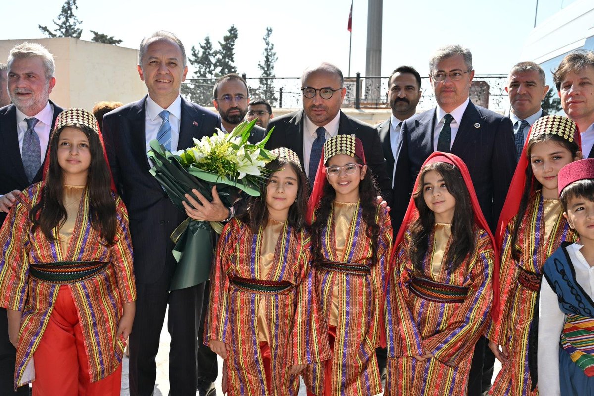 yazgi_gokhan's tweet photo. Kahramanmaraş; Millî Mücadele’de destanlaşan eşsiz kahramanlığı, köklü kültürel mirası ve güçlü edebiyat geleneğiyle ülkemizin müstesna kültür şehirlerinden biri…

6 Şubat depremlerinin yaralarını dayanışmayla sararken tarihine, kültürüne ve kadim değerlerine sahip çıkarak yeniden ayağa kalkan Kahramanmaraş’ta, Kültür Yolu Festivali ile şehrin dört bir yanında sanatın ve kültürün birleştirici gücünü hep birlikte yaşıyoruz.

Kültür Yolu Festivali; Kahramanmaraş’ın zengin mirasını, edebiyatını, sanatını ve kültürel birikimini geniş kitlelerle buluştururken şehrimizin yeniden yükselen hikâyesine de yeni bir heyecan katıyor.

Geçmişimizden aldığımız güçle, Türkiye Yüzyılı’nın kültür ve sanat vizyonu doğrultusunda, Kahramanmaraş’ın değerlerini yaşatmaya ve Kültür Yolu ile bu kadim mirası geleceğe taşımaya devam edeceğiz.

@TCKulturTurizm 
#kahramanmaraşkültüryolu