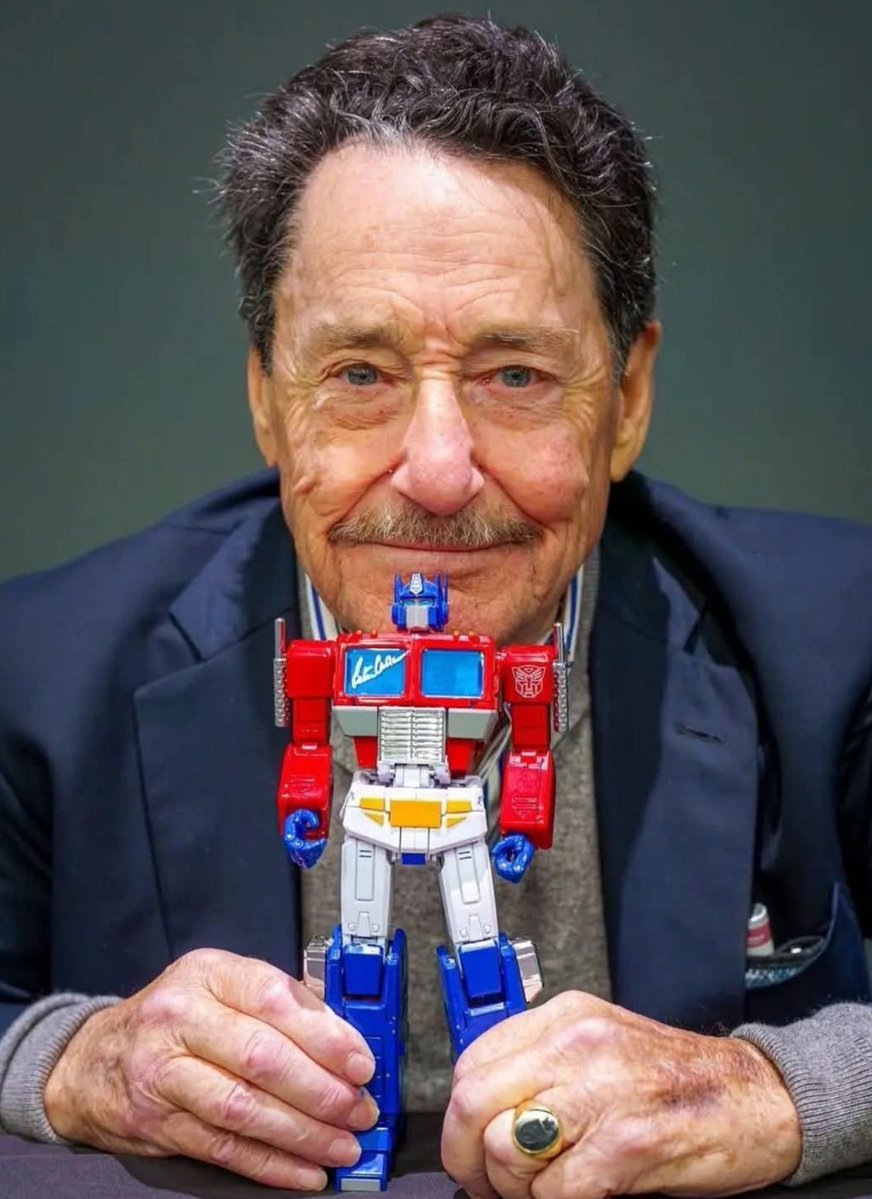 ComicBook's tweet photo. Peter Cullen honored at a recent Fan Expo with an altar dedicated to his memory. 

Often where he met with fans, this gesture is a nice reminder of how his spark has reached fans all around the world. https://t.co/OpYcRh0ujy