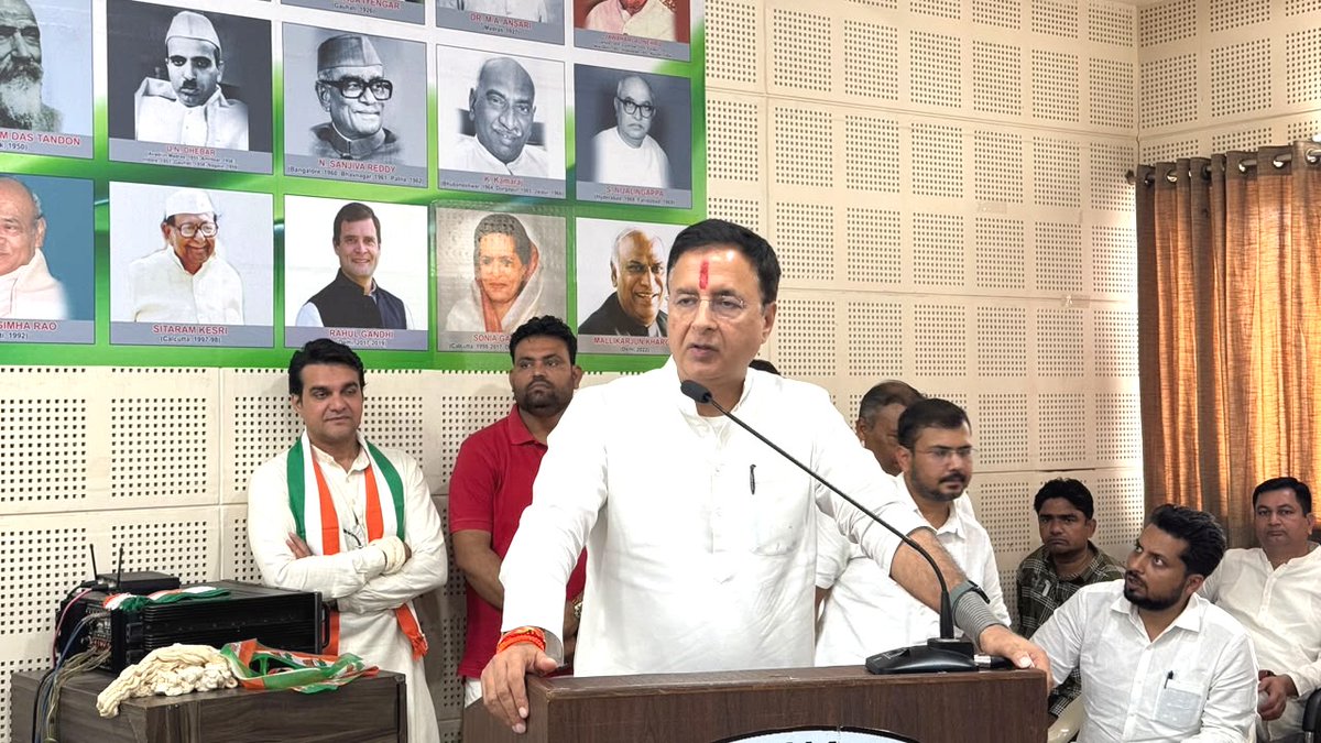 AmitChavdaINC's tweet photo. राजीव गांधी भवन में गुजरात प्रदेश कोंग्रेस समिति के नवनियुक्त प्रभारी श्री @rssurjewala  जी की उपस्थिति में संगठन बैठक आयोजित की गई।

बैठक में कोंग्रेस के पदाधिकारियों एवं का���्यकर्ताओं को संबोधित कर संगठन को मजबूत बनाने तथा जनता के मुद्दों को मजबूती से उठाने को लेकर चर्चा... https://t.co/jOBN8lzKaj