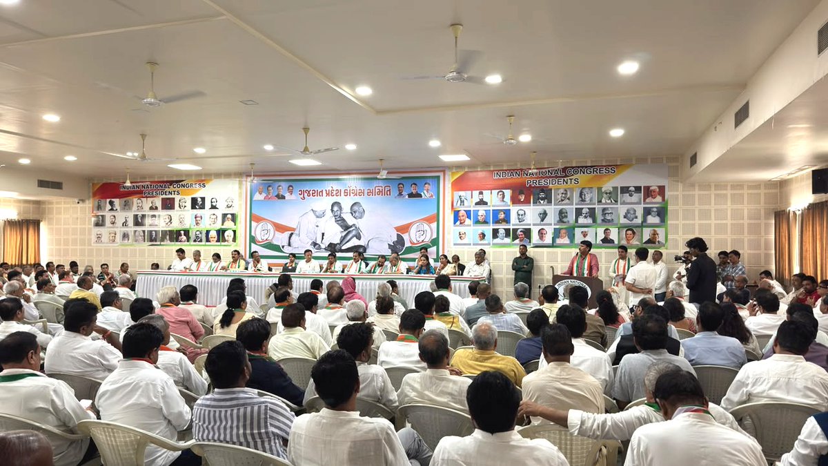 AmitChavdaINC's tweet photo. राजीव गांधी भवन में गुजरात प्रदेश कोंग्रेस समिति के नवनियुक्त प्रभारी श्री @rssurjewala  जी की उपस्थिति में संगठन बैठक आयोजित की गई।

बैठक में कोंग्रेस के पदाधिकारियों एवं का���्यकर्ताओं को संबोधित कर संगठन को मजबूत बनाने तथा जनता के मुद्दों को मजबूती से उठाने को लेकर चर्चा... https://t.co/jOBN8lzKaj