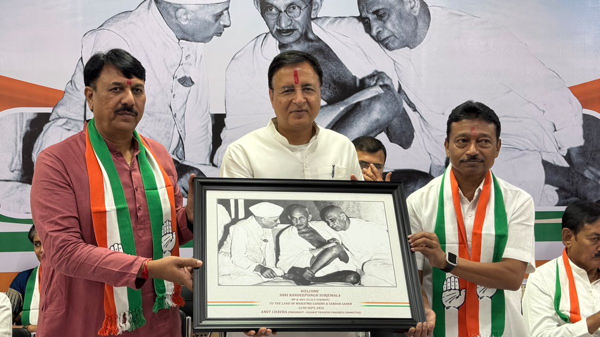 AmitChavdaINC's tweet photo. राजीव गांधी भवन में गुजरात प्रदेश कोंग्रेस समिति के नवनियुक्त प्रभारी श्री @rssurjewala  जी की उपस्थिति में संगठन बैठक आयोजित की गई।

बैठक में कोंग्रेस के पदाधिकारियों एवं का���्यकर्ताओं को संबोधित कर संगठन को मजबूत बनाने तथा जनता के मुद्दों को मजबूती से उठाने को लेकर चर्चा... https://t.co/jOBN8lzKaj