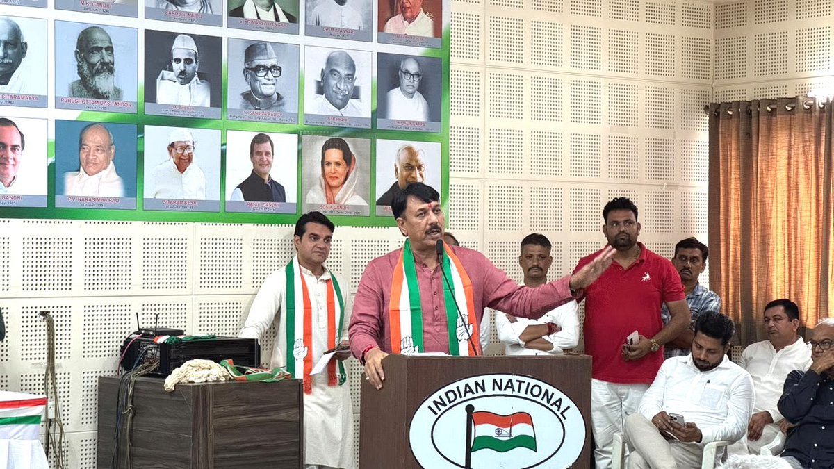 AmitChavdaINC's tweet photo. राजीव गांधी भवन में गुजरात प्रदेश कोंग्रेस समिति के नवनियुक्त प्रभारी श्री @rssurjewala  जी की उपस्थिति में संगठन बैठक आयोजित की गई।

बैठक में कोंग्रेस के पदाधिकारियों एवं का���्यकर्ताओं को संबोधित कर संगठन को मजबूत बनाने तथा जनता के मुद्दों को मजबूती से उठाने को लेकर चर्चा... https://t.co/jOBN8lzKaj
