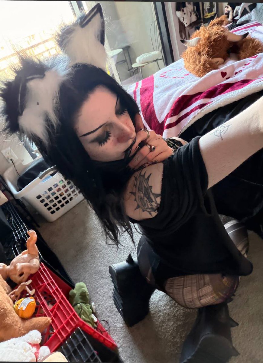 serphinesy's tweet photo. Careful, I might be your favorite distraction. 😉 https://t.co/P4f45XyG0r