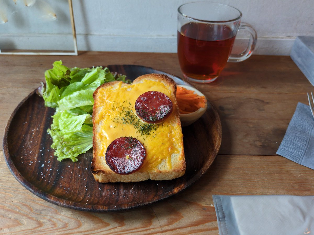 nick61101875's tweet photo. 雑司が谷方面のカフェに行ってきました。うぐいすと穀雨というお店
本日のケーキ？は売り切れてて、飼い主は小腹がすいていたのでトースト食べてきました。
トーストにサラミって良き。 https://t.co/OVZFhD9adY