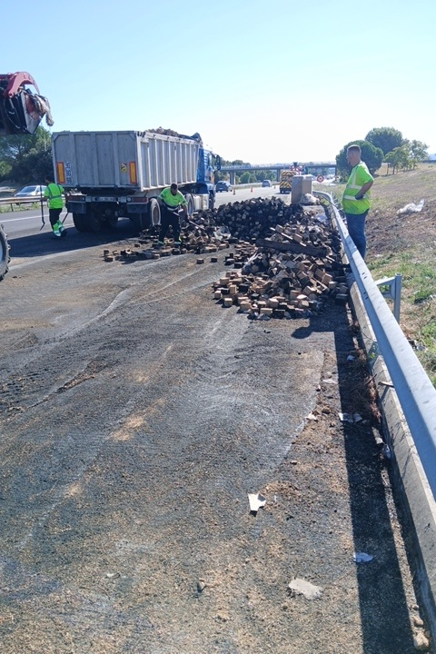 A61Trafic's tweet photo. 10h37 : sur #A61 en direction de Narbonne après n°22 Bram, temps de parcours allongé d'environ 25min en raison de l'évacuation du chargement d'un camion qui a pris feu cette nuit. Circulation sur une voie. ➡️ Sortie conseillée et entrée déconseillée n°22 Bram #InfoTrafic https://t.co/csCZ2x5dew