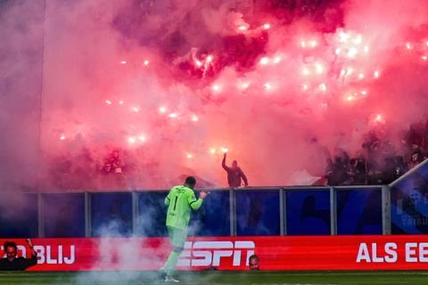 ultras1899_'s tweet photo. Pays-Bas : les matchs de football seront désormais interrompus définitivement si des engins pyrotechniques sont lancés sur le terrain ou en direction d'autres supporters selon de nouveaux accords conclus entre la #KNVB, le ministère public et le ministère de la Justice https://t.co/WL315ynFOY