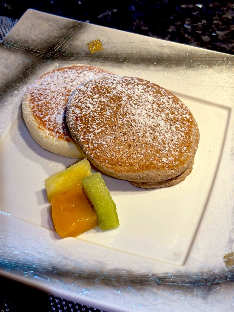 Nabari_3's tweet photo. 旅館着いたらサービスでパンケーキご馳走してくれた( ˙༥˙)
温泉とサウナでお腹すかしたし今から晩御飯に臨む！ https://t.co/961RGzcahJ