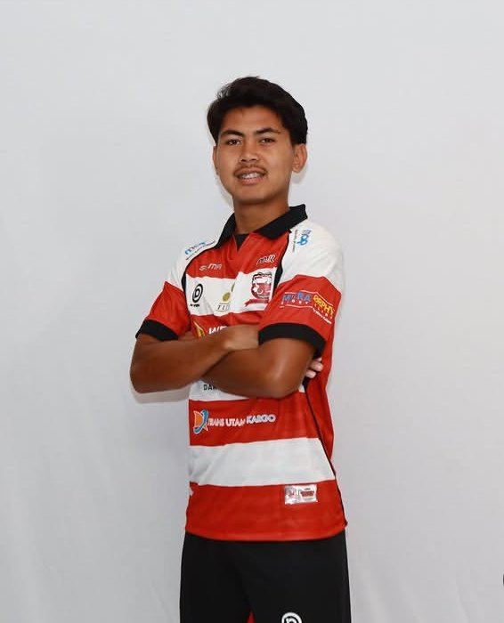wunderkid_id's tweet photo. #PromotionTime
#MaduraUnitedFC

Untuk Kasta Utama Liga Indonesia musim ini, Madura United FC memberikan kesempatan promosi kepada 1 pemain Tim Muda nya ke Tim Utama yaitu Fairuz Farhan (2007)

Pemain muda kelahiran Kota Depok ini dipromosikan dari Tim U-20 Madura United FC setelah tampil baik di posisi baru nya sebagai Bek Tengah terutama pada EPA SuperLeague U-20 musim 2025-2026.

Berikut statistiknya pada musim lalu:

•LB-CB-AMR-L: Fairuz Farhan Al Radlin (Depok/13-6-2007/L/178 cm) - EPA SuperLeague U-20 2025-2026:

☑️ 27 Laga (25 Starting 2 Cadangan)
⏱️ 2.200’ menit
⚽ 4 Gol 
🎯 9 Shot (6 On Target)
🅰️ 1 Assist
🔄 610 Passing (482 sukses)
👋 5 Cleansheet
⚔️ 35Tekel
❎ 104 Intersepsi
☄️ 87 Sapuan
⚠️ 5 Kuning
🛑 2 Merah
