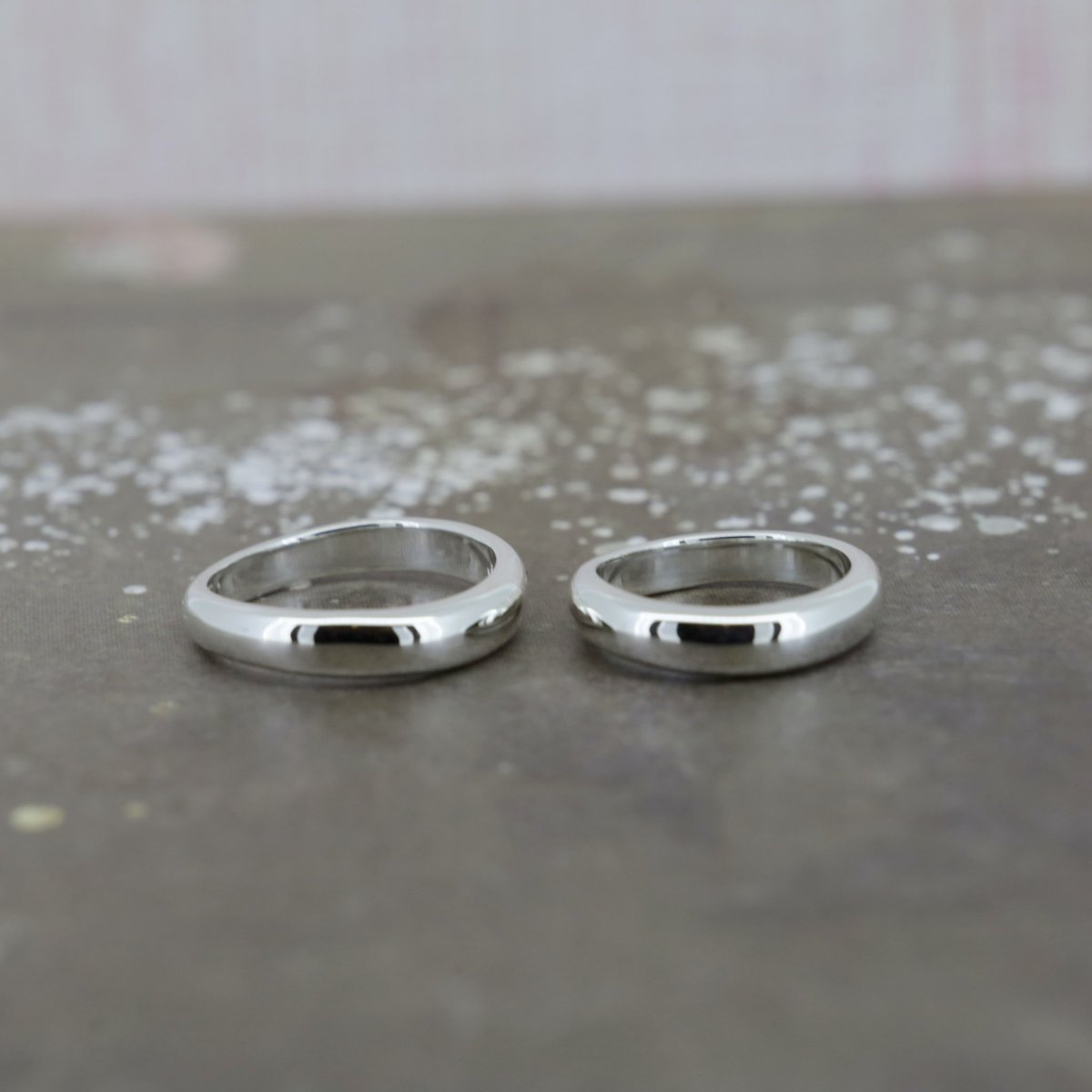 crvll's tweet photo. 💍 シルバー ピンキーペアリング

彼女のリングサイズは0号。
なかなか合うサイズが見つからず、サイズオーダーができる当店へお越しくださいました。

お選びいただいたのは、ゆるやかなウェーブラインのシンプルなデザイン。

今回はお二人とも同じボリュームで制作しました。
実際に着けていただくと、それぞれの小指にすっと馴染んでとても素敵でした☺️

初めてのお揃いのリング、たくさん身につけていただけたら嬉しいです。

#ペアリング名古屋 #シルバーペアリング #ピンキーリング #Caravella