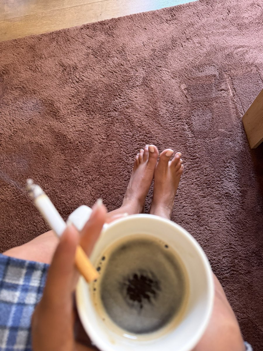 a_etak's tweet photo. Viens à mes pieds 
Tu me serviras de cendrier https://t.co/qgdU24TeLP