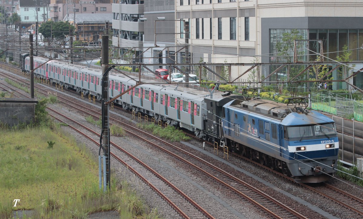 tetsuzou81's tweet photo. 2026.9.12
甲種輸送
9864ㇾ EF210-5＋ヨ＋都営12-600形＋ヨ
珍しく岡山区のEF210が牽引
#EF210 #甲種輸送 https://t.co/GJ871hIrxg