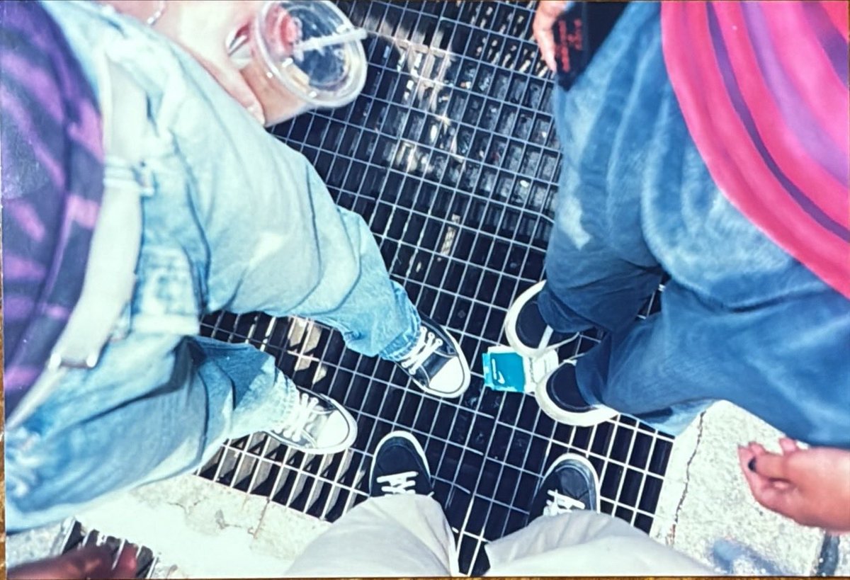 hachiware_noa's tweet photo. @yuji0930 今、思えばWTC登っておけばよかったです
写真から、いかに他のビルより高いか分かりますね
3枚目同じアングルで撮ってますよ😂
ビル内の、めんちゃんこ亭さんでご飯食べてたんですね
定員さんご無事で良かった

2枚目のNYの地下鉄の通気口の上で皆で撮った写真がお気に入りです https://t.co/i5Mnu8UyFn