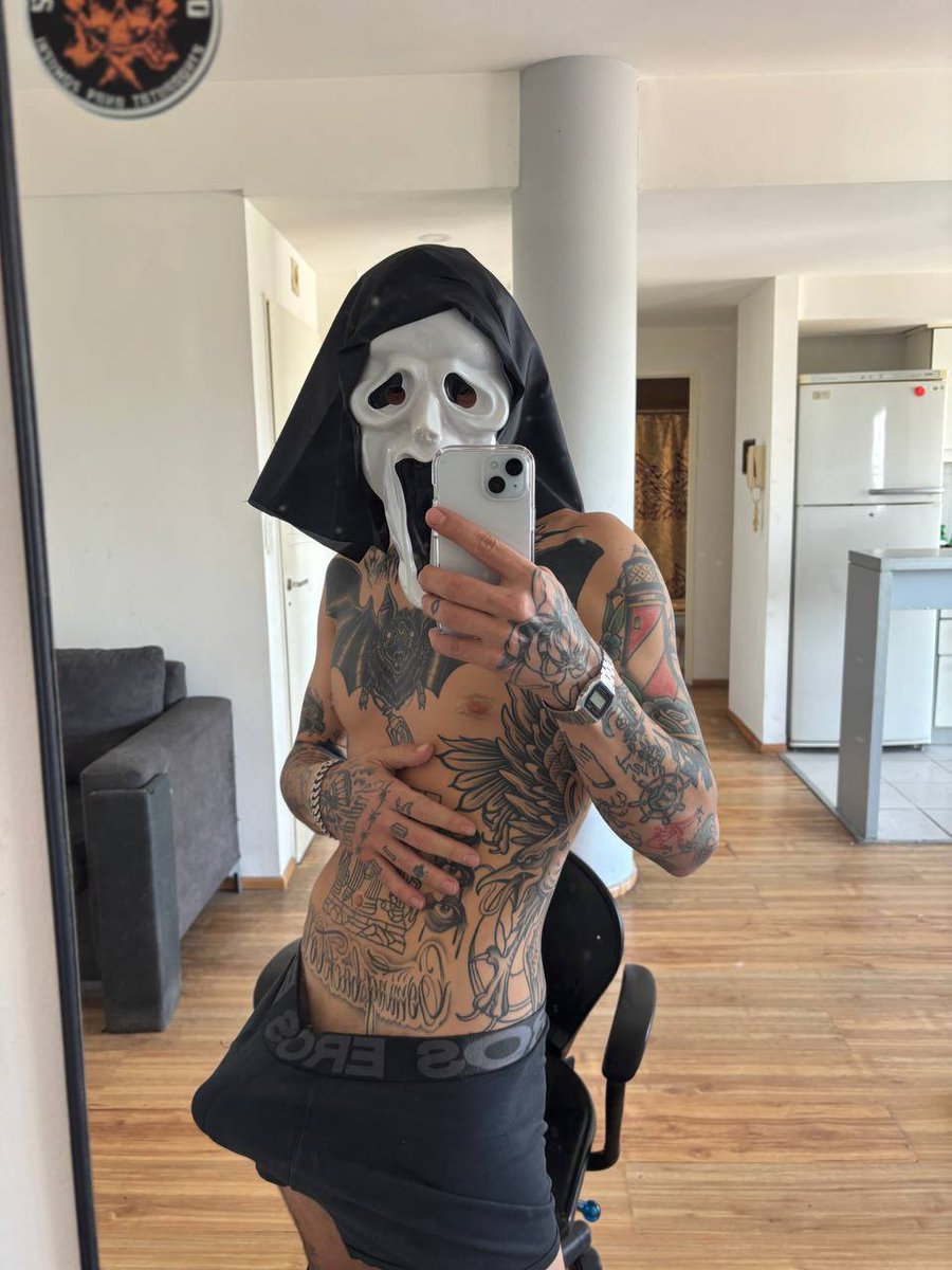 LeviXLDom's tweet photo. “Mask on, clothes low, and just enough temptation to make your imagination do the rest… 😈” https://t.co/LgcXPiWZ8w