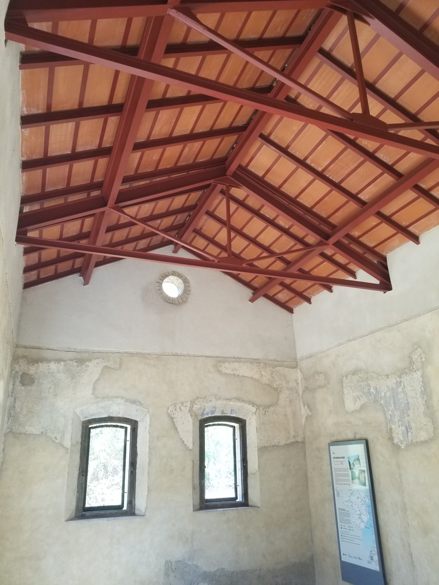 witxi2's tweet photo. @DiputacioGirona @ecoviesgi Interior de la restaurada caseta de la guardessa del pas a nivell de Panedes (Llagostera) @llagosteraldia https://t.co/Sa2rF1cjdV