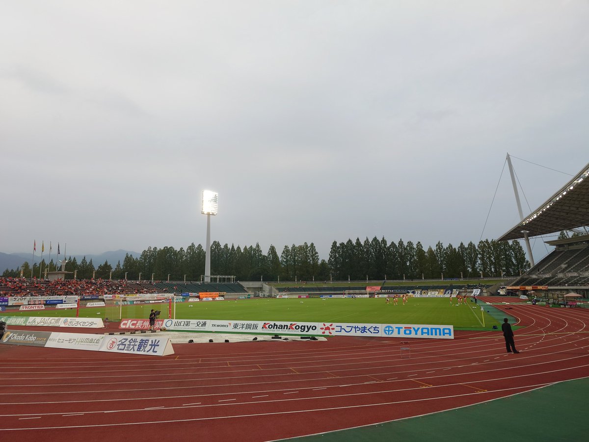 burutaku's tweet photo. 仕事終わってみらスタ到着
大旗は16本
#renofa #レノファ #山口群馬 #ヤマグチスタ大旗部 https://t.co/7pV0QD5jOH