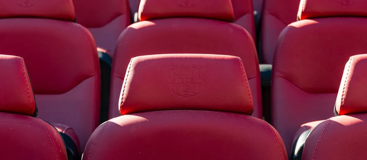 aPartidoUnico's tweet photo. 📌 Tema ASIENTOS VIP en el Barça

Ha salido en los últimos días varias versiones que, de nuevo, no se ajustan a la realidad económica, ni de Fair Play, del Barça en LaLiga.

Os cuento lo que ha pasado con dicha operación:

· El club vende el derecho de explotación de 475 asientos VIP por valor de 100M€ aproximadamente en diciembre 24/enero 25.
· Un auditor intermedio del Barça valida esta operación y contabiliza 100M€, cuando se habían cobrado 58M€. Contablemente es posible.
· LaLiga, con esta validación, aumenta el límite salarial del club en esos 100M€ conforme a la normativa.
· Con esto sumado, el Barça reserva margen para las inscripciones de Dani Olmo y Pau Víctor (mientras resuelve el CSD) y también renueva contratos de futbolistas de la plantilla, usando margen salarial disponible.
· En marzo de 2025, el auditor nuevo del Barça "Crowe" (no el intermedio), no añade la operación en las cuentas intermedias del club por un principio de prudencia (tras lo vivido con Barça Studios) al no tener cobrados los 100M€ en su totalidad.
· LaLiga, por tanto, reduce de nuevo el límite salarial del Barça en 100M€.
· Hasta septiembre/octubre de 2025 Crowe no añade en las cuentas los 72M€ cobrados hasta aquel momento. Es ahí cuando LaLiga vuelve a incrementar el límite salarial del club.
· Hasta el 30 de junio de 2026, el Barça debía recibir 28M€ que faltaban de la operación. No los ha recibido y ha recuperado la explotación total de 142 asientos VIP.

Ahora vamos con las cuestiones que se han retorcido en favor de ciertos relatos:

· ¿El Barça inscribió contratos (renovaciones y fichajes) con Fair Play de una operación que no se ha cobrado?

No. Cuando se contabilizó, el Barça inscribió esos contratos de renovaciones. Cuando se revocó, LaLiga exigió al Barça que para seguir inscribiendo en verano y tener esos contratos con la vigencia correcta, tenía que "pagar" primero, a partir del 1 de julio de 2025, el Fair Play que había usado. Sin ello, ni los contratos estaban actualizados, ni tampoco se podía inscribir. Y así sucedió. El club contaba con un margen salarial de unos 30M€ para inscribir a Nico Williams pero que, al tener que devolverlo primero por estas renovaciones, no pudo acometer su fichaje. Por tanto, ese Fair Play que tenía el club para el verano se usó de manera correcta en las renovaciones y se le "pagó" a LaLiga antes para poder seguir inscribiendo nuevos contratos.

· ¿LaLiga ha contabilizado 28M€ que finalmente han sido impagados?

No. Tanto Crowe como LaLiga solo han contabilizado en esta operación el dinero que el Barça ha cobrado. 72M€ (71'6M€, pero por redondear). Ni más, ni menos. Los 28'4M€ no cobrados en LaLiga a nivel de Fair Play es como si no existieran, no están sumados al Límite Salarial. Para la patronal, el Barça ha vendido 333 asientos VIP por valor de 72M€.

👉 Y para añadir: la operación Barça Studios fue formulada de manera correcta en 2022, tanto por los auditores del Barça, como por los de LaLiga. Una vez que empiezan los impagos, LaLiga sanciona en el Fair Play Financiero cada verano al Barça por incumplir el contrato de esta operación. En los 4 últimos años, el Barça ha visto reducido su Límite Salarial en verano por los impagos y la depreciación de Barça Studios y, por tanto, su capacidad de inscripción.

Por tanto, es completamente falso que el Barça haya inscrito contratos en LaLiga con operaciones ficticias o irregulares y que, una vez incumplido el acuerdo por impagos, la normativa de LaLiga no le haya sancionado. Sí, lo sancionó teniendo que usar Fair Play para "pagar" lo que "debía" antes de poder seguir inscribiendo nuevos contratos. Hasta que eso no ocurriera, el club estaba bloqueado en el Fair Play. No podía inscribir a Rashford, sin antes devolver la renovación de Raphinha, por poner un ejemplo.

Todo esto lo tenemos documentado en nuestra web:

· https://t.co/lN5nZEEqBR
· https://t.co/GkQSKH34Dr
· https://t.co/bimflTjOZD
· https://t.co/2zvF5RFAzO
