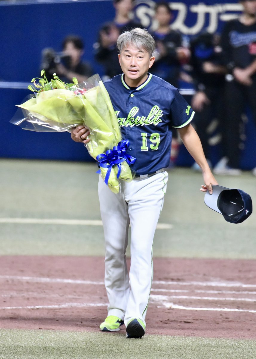 pooh_photo_1011's tweet photo. 試合後、涌井さんと嶋コーチから花束💐

石川雅規投手 25年間お疲れ様でした

 #石川雅規 #swallows
 #涌井秀章 #嶋基宏 
 #中日ドラゴンズ  #Dragons https://t.co/Zu36JBsaat
