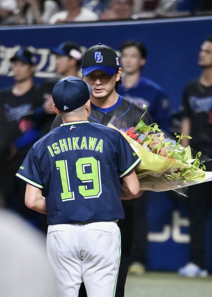 pooh_photo_1011's tweet photo. 試合後、涌井さんと嶋コーチから花束💐

石川雅規投手 25年間お疲れ様でした

 #石川雅規 #swallows
 #涌井秀章 #嶋基宏 
 #中日ドラゴンズ  #Dragons https://t.co/Zu36JBsaat