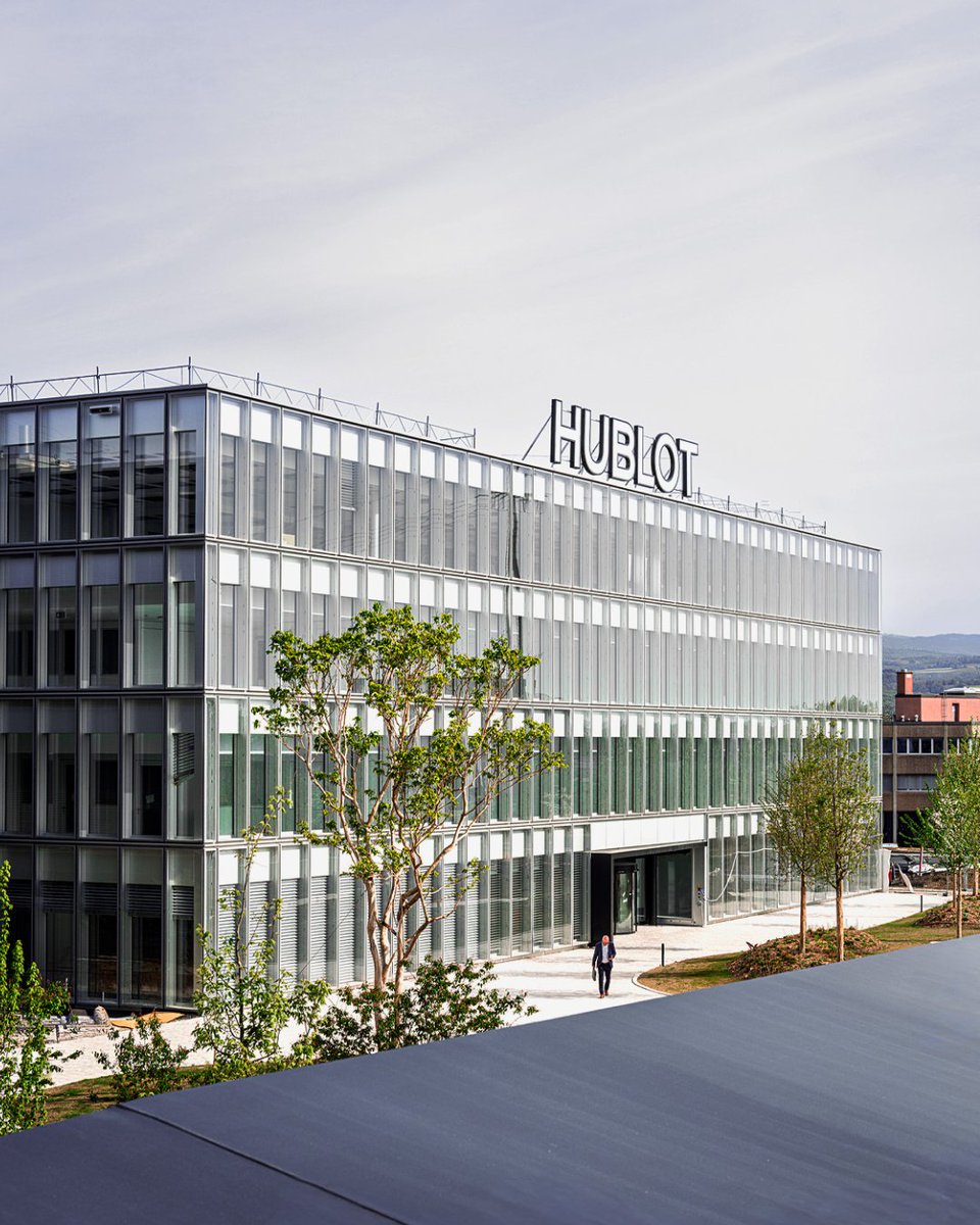 Hublot's tweet photo. Inside La Manufacture in Nyon. Follow artist Jeff Koons as he discovers the master craftsmanship, technical innovation, and precision engineering behind Hublot timepieces. 

#Hublot #JeffKoons https://t.co/TPlHwOP8XF