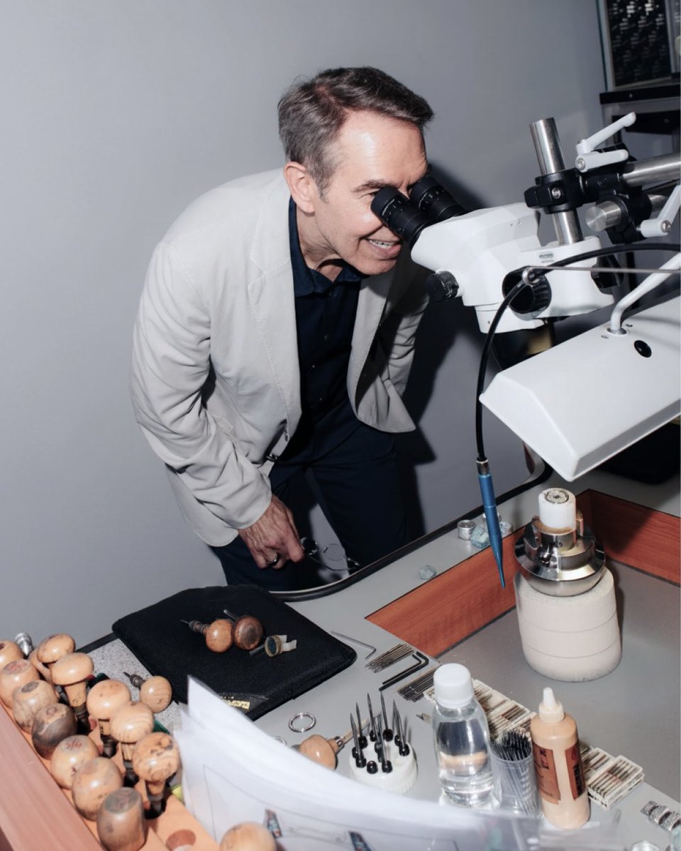 Hublot's tweet photo. Inside La Manufacture in Nyon. Follow artist Jeff Koons as he discovers the master craftsmanship, technical innovation, and precision engineering behind Hublot timepieces. 

#Hublot #JeffKoons https://t.co/TPlHwOP8XF