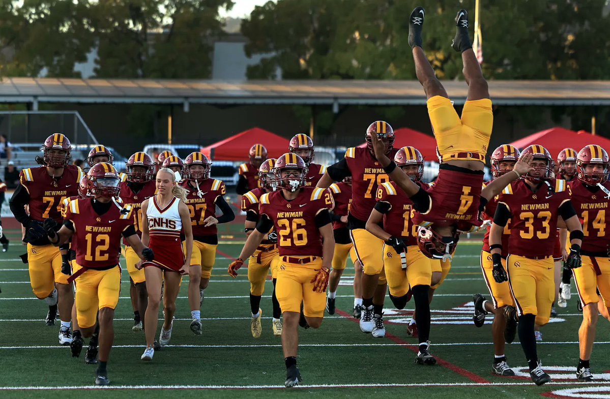 JustGusPD's tweet photo. .@kentphotos has taken some incredible sports photos over the years but this is one of my new favorites.

@James_Curoso with a casual backflip as the Cardinals took the field tonight before their big win over Riordan. #PDPreps https://t.co/q9AItCOMef