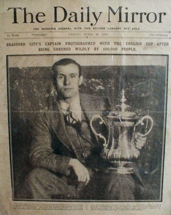 anglogalician's tweet photo. El Notts County ganó la FA Cup de 1894.

El Bradford  lo hizo en 1911.
Jimmy Speirs, que marcó el gol de la victoria murió 6 años después en acto de servicio, defendiendo al Rey en algún lugar de Bélgica.

Son los únicos títulos de ambos equipos.

Hoy se enfrentan en League One. https://t.co/ZivwT3ICel