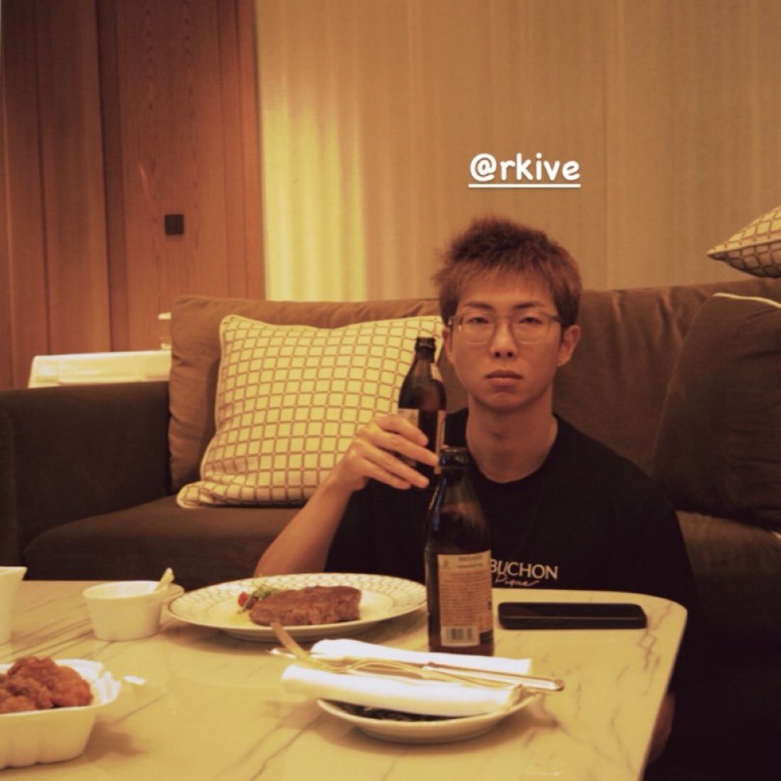AzulindigoRM's tweet photo. O TAEHYUNG COM O NAMJOON BÊBADO KKKKKKKKKKKKKKKK https://t.co/GsYsdHlyeY