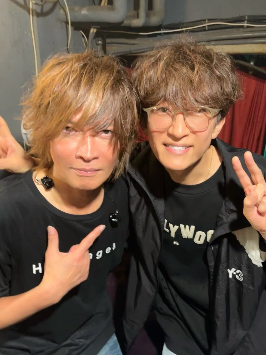 TETSUYA_STAFF's tweet photo. 台湾へ向かう飛行機で、まさかのINORANに遭遇！
ということで、そのまま昨夜はINORANのライヴへ。  
偶然って面白い。
昨日は客席から、今日はステージへ。  
今夜は僕の番。
See you tonight, Taipei!

#TETSUYA
#INORAN https://t.co/w7iy0kBFlU
