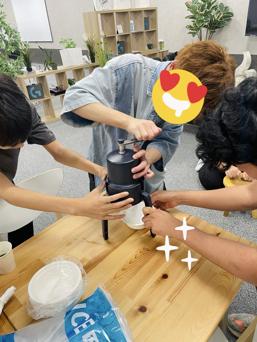 okayama_cp's tweet photo. 🍧夏休みの思い出紹介🍧 〜交流会編〜

夏期講習後に交流会をして
かき氷パーティとビンゴ大会を行いました✨

高等部生と中等部生で協力して
かき氷を作りました！

普段はオンライン講義の生徒さんも、
現地に来てくれて一緒に楽しみました🥳 https://t.co/HpEiJEeT9O