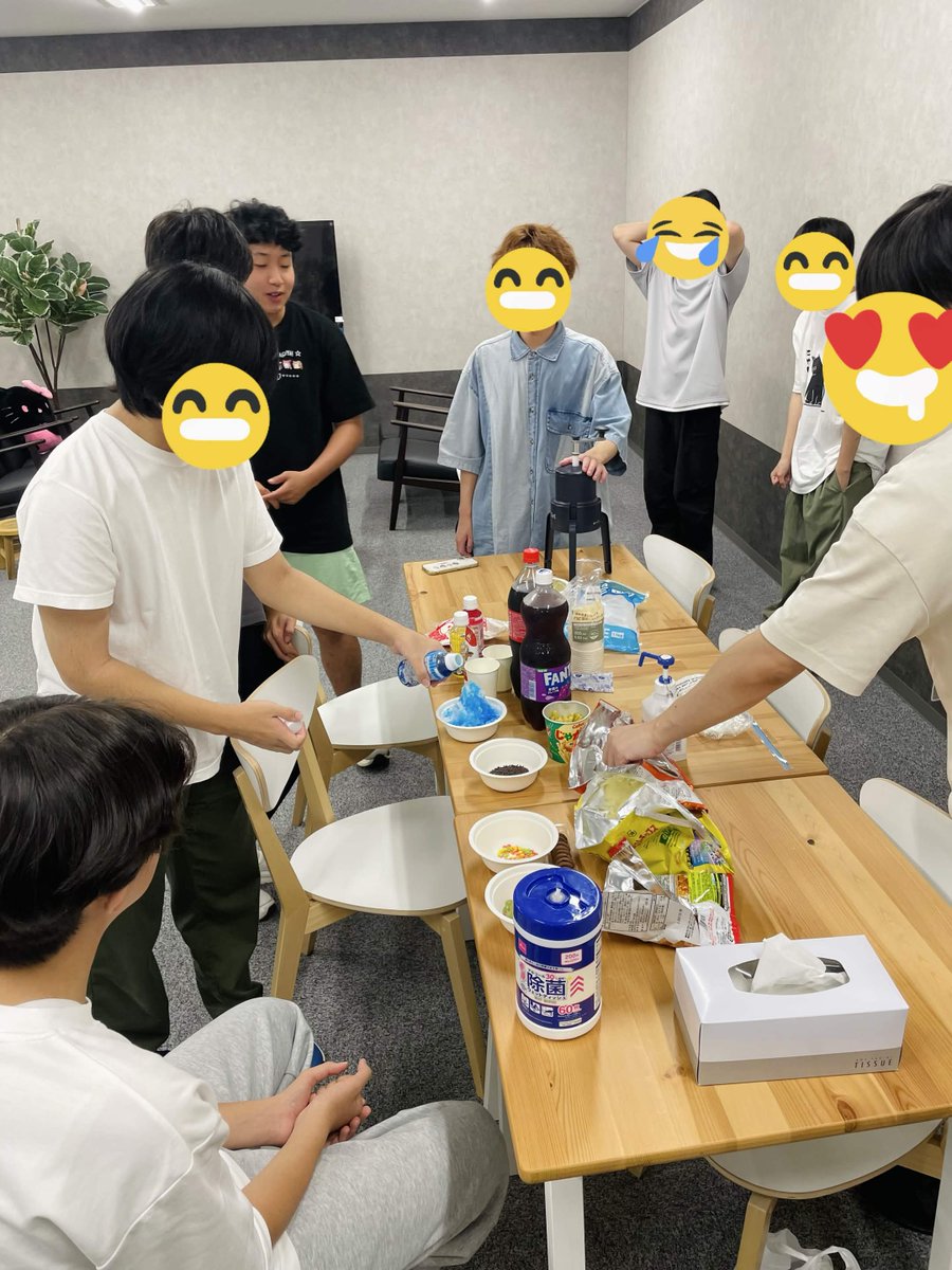 okayama_cp's tweet photo. 🍧夏休みの思い出紹介🍧 〜交流会編〜

夏期講習後に交流会をして
かき氷パーティとビンゴ大会を行いました✨

高等部生と中等部生で協力して
かき氷を作りました！

普段はオンライン講義の生徒さんも、
現地に来てくれて一緒に楽しみました🥳 https://t.co/HpEiJEeT9O