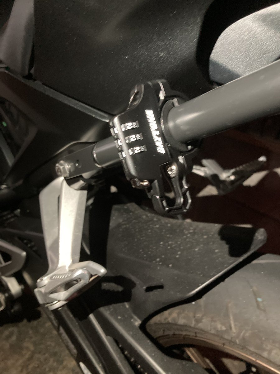 cb125rNMAX's tweet photo. 出先でヘルメットロックが開かなくて焦った。
しばらく頑張ったら開いたので帰って注油したら戻ったけど、危うくバスで帰る所だった https://t.co/4F0kyL02pM