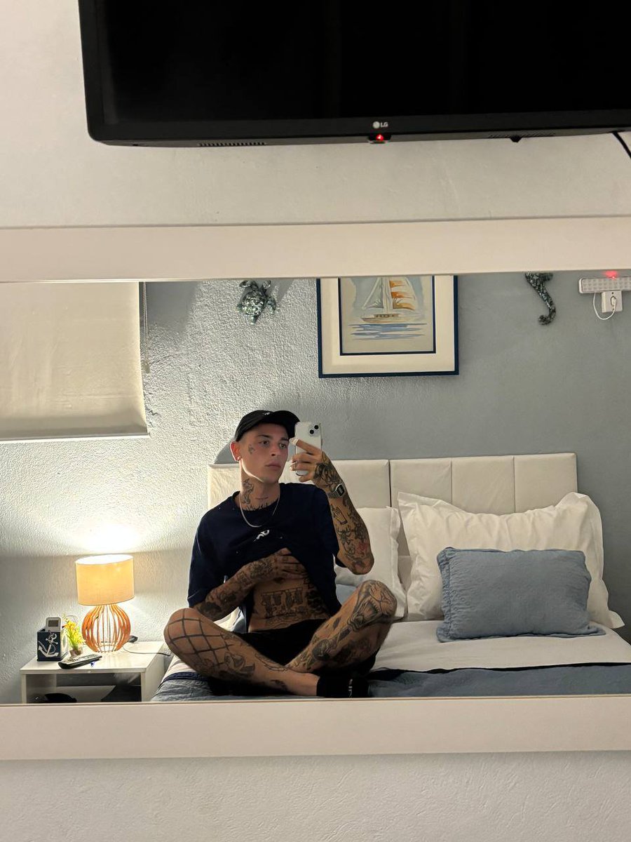 LeviXLDom's tweet photo. Quiet room, low lights, and just enough skin to leave your imagination doing the rest. 😏 https://t.co/2Khz25knJs