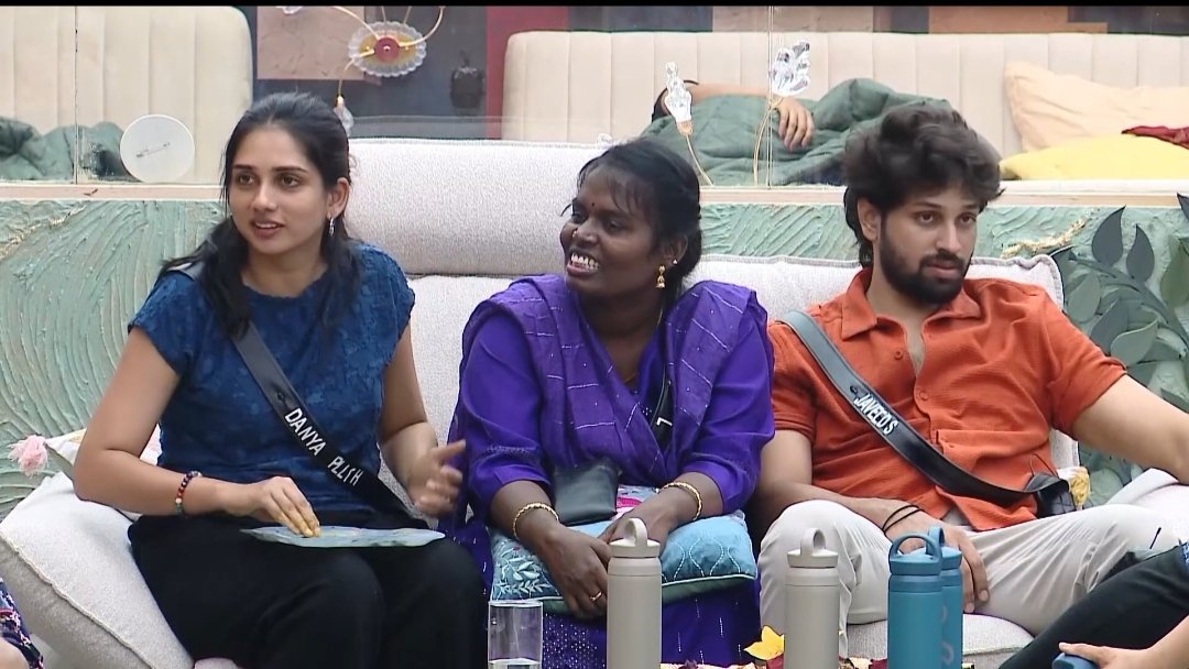 EmpteBoss's tweet photo. Javeed wanted to sit with Dhanya… but Muniyammal entered the scene and completely disturbed his plan! 😂🔥

#BiggBossTamil10 #BiggBossTamil #EmpteBoss https://t.co/prwyGUMsVO