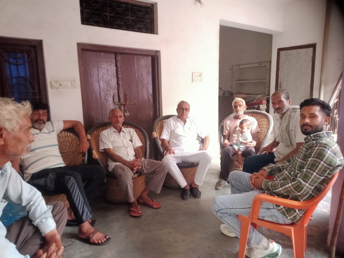 RLDVirendra's tweet photo. चांदपुर विधानसभा-23 के विभिन्न क्षेत्रों में संपर्क करते हुए कॉलेजों में विद्यार्थियों एवं ग्रामों में क्षेत्रवासियों से संवाद किया। इस दौरान राष्ट्रीय लोकदल के राष्ट्रीय अध्यक्ष एवं केंद्रीय मंत्री आदरणीय चौ. जयंत सिंह जी के विचारों एवं नीतियों को घर-घर और हर वर्ग तक पहुँचाने का प्रयास किया।

विशेष रूप से युवाओं के लिए कौशल विकास एवं रोजगार के क्षेत्र में किए जा रहे कार्यों और उपलब्ध अवसरों के बारे में विद्यार्थियों एवं ग्रामीणों से चर्चा की।

इसी क्रम में युवा नेता अंकुल चौधरी भी चांदपुर विधानसभा-23 के विभिन्न कॉलेजों एवं गांवों में जाकर चौपालों के माध्यम से चौ. जयंत सिंह जी के विचारों एवं नीतियों को युवाओं और हर वर्ग तक पहुँचाने का निरंतर प्रयास कर रहे हैं।

राष्ट्रीय लोकदल ज़िंदाबाद!
चौ. जयंत सिंह जी ज़िंदाबाद!

— वीरेन्द्र चौधरी
रूहेलखंड क्षेत्रीय अध्यक्ष
सहकारिता प्रकोष्ठ, राष्ट्रीय लोकदल