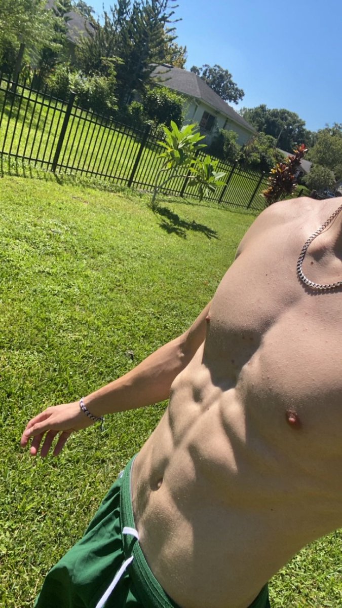 qwuleq's tweet photo. Whose gonna Lick my abs and then suck my dick outside in the grass #nsfwtwtًً #abs #latino #nsfw https://t.co/i5psntFVU4