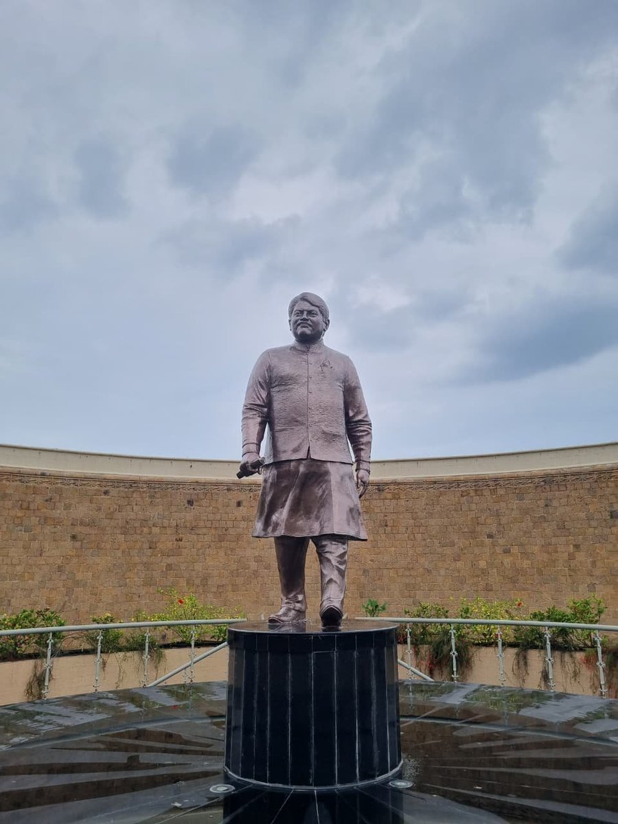 deshmukh_04's tweet photo. आज #रेणा #सहकारी #कारखाना लि. #निवाडा येथे कामा निमित्त गेलो असता माजी #केंद्रीयमंञी #माजीमुख्यमंत्री आदरणीय.स्व.विलासराव देशमुख साहेब यांच्या पुतळ्यास विनम्र अभिवादन केले.
#विलासरावदेशमुखसाहेब म्हणजे #प्रेरणा
#दमदारनेत्रुत्व #दूरदृष्टी
#आठवणसाहेबांची https://t.co/aOZ4VHrn2d