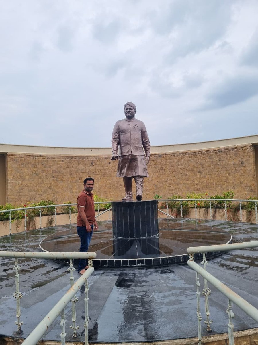 deshmukh_04's tweet photo. आज #रेणा #सहकारी #कारखाना लि. #निवाडा येथे कामा निमित्त गेलो असता माजी #केंद्रीयमंञी #माजीमुख्यमंत्री आदरणीय.स्व.विलासराव देशमुख साहेब यांच्या पुतळ्यास विनम्र अभिवादन केले.
#विलासरावदेशमुखसाहेब म्हणजे #प्रेरणा
#दमदारनेत्रुत्व #दूरदृष्टी
#आठवणसाहेबांची https://t.co/aOZ4VHrn2d