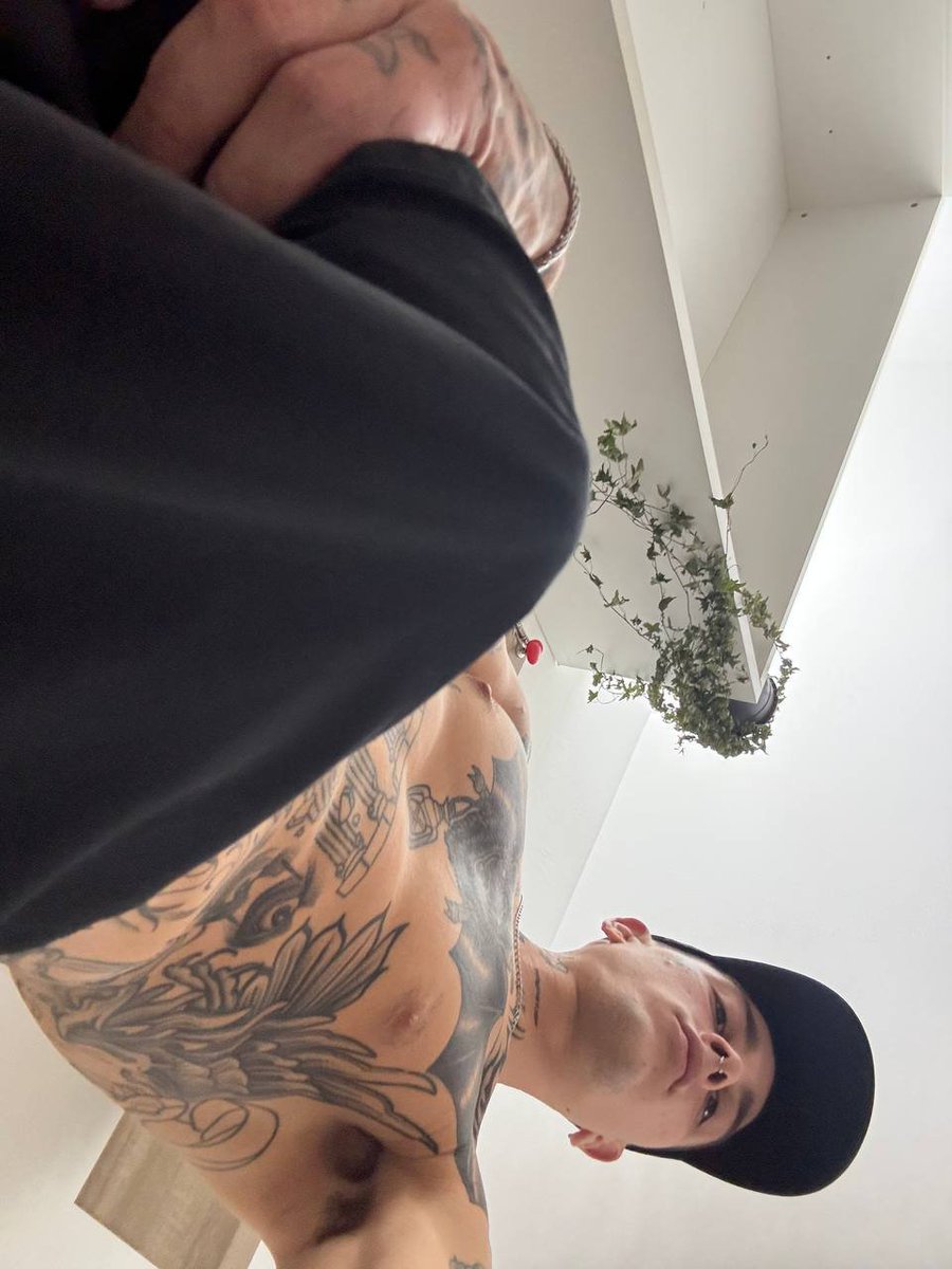 LeviXLDom's tweet photo. “Acting innocent while knowing damn well you’re about to be someone’s biggest distraction today. 😏🖤” https://t.co/cARPbRlPIO